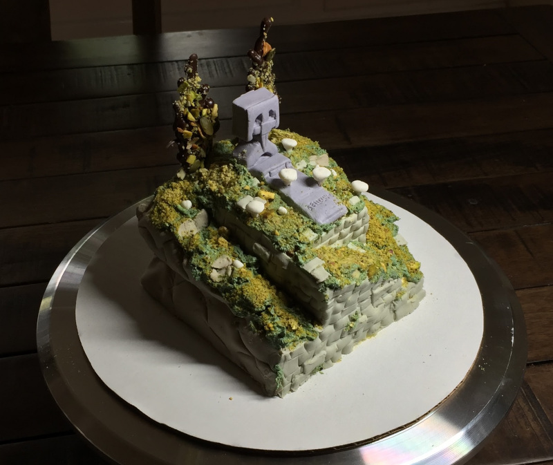 A cake in the shape of Balbanes Beoulve's grave.